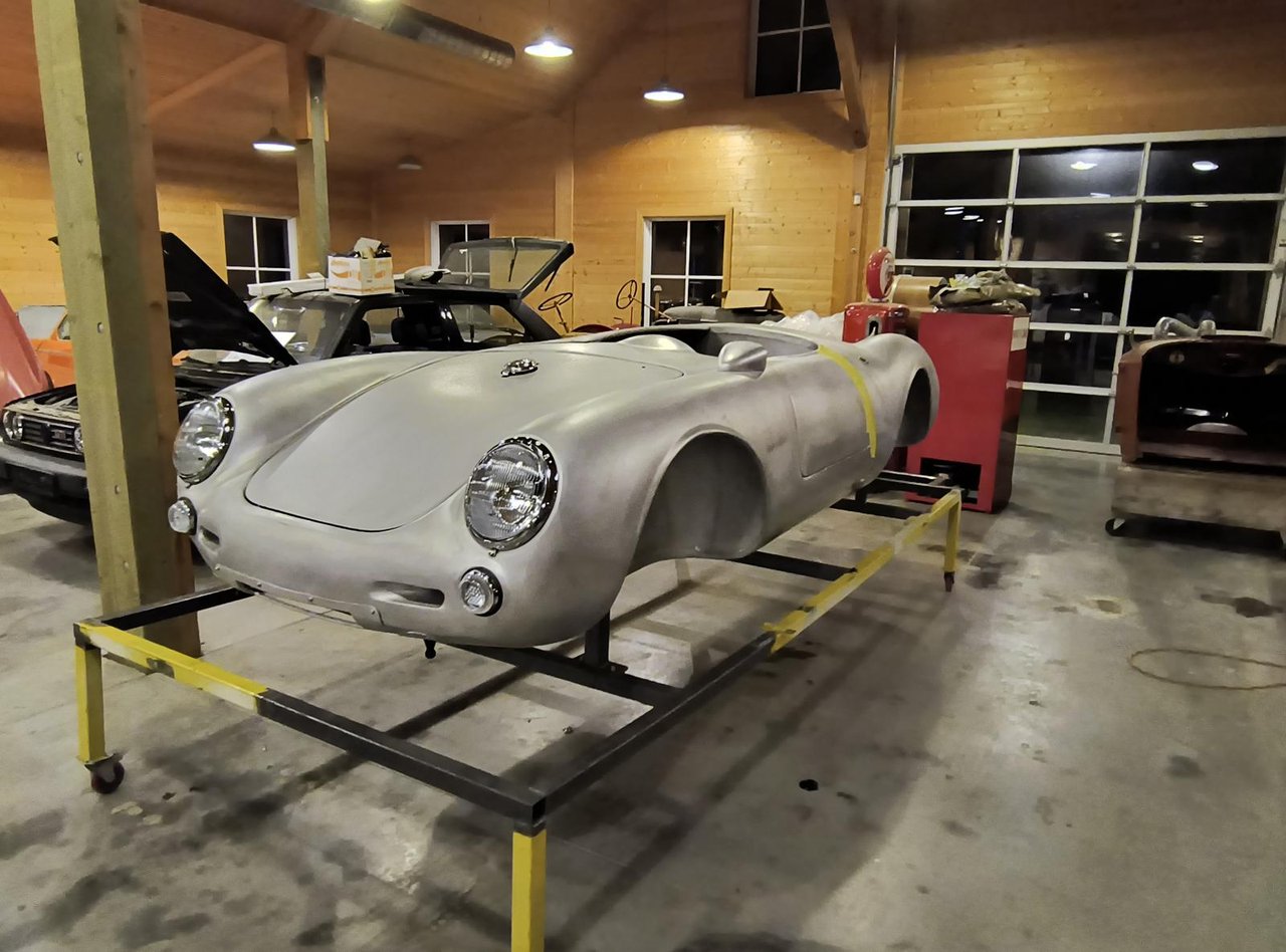Hand-formed aluminium 550 Spyder body, rear three-quarter view